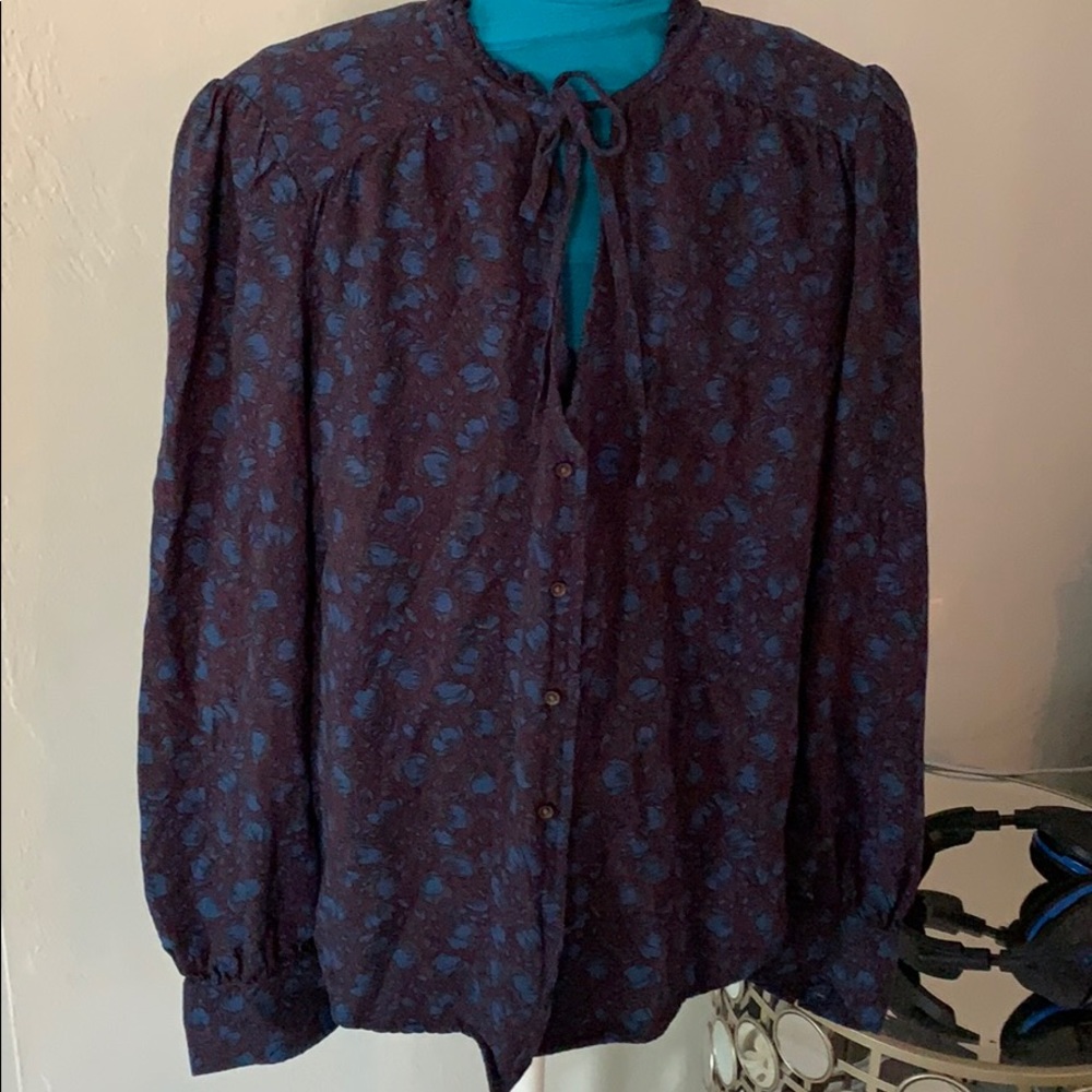 Hinge size small Button down blouse